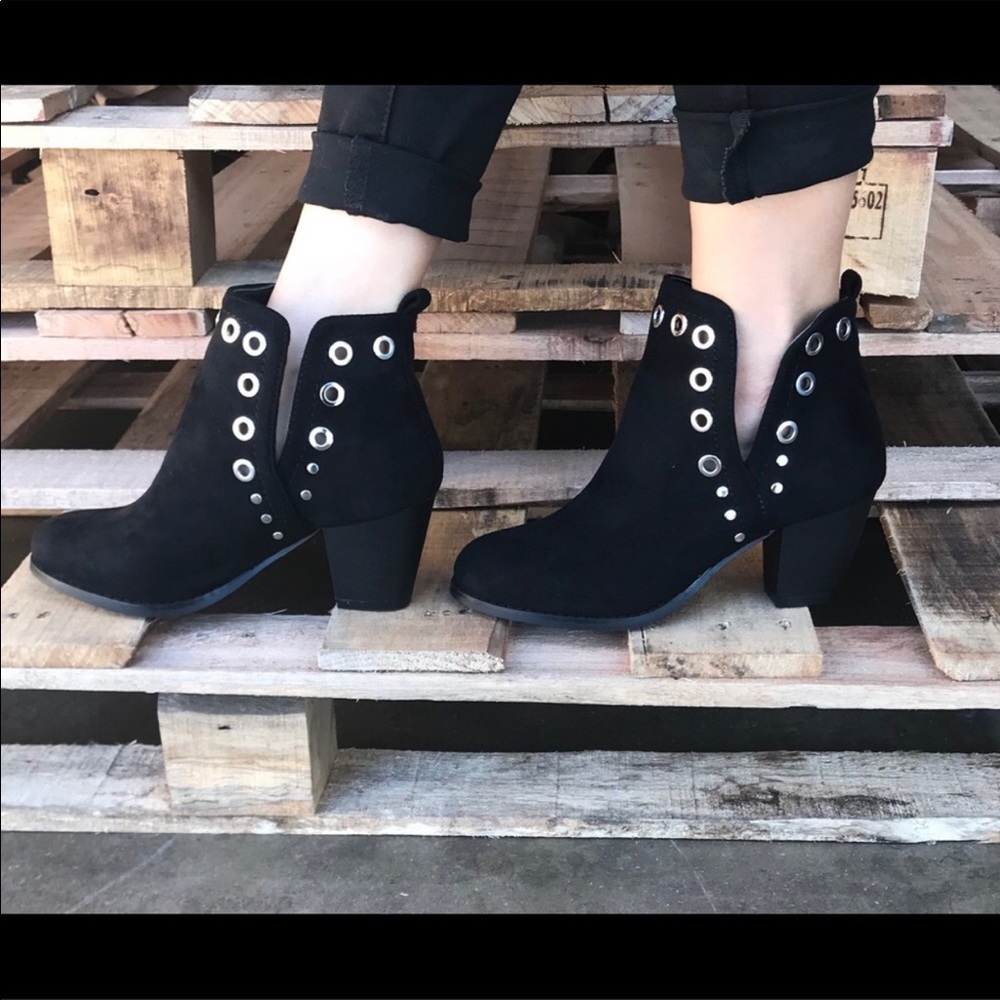 Black V-cut Silver Grommet heel Bootie - Picture 5 of 5